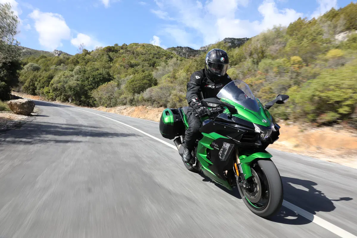 Kawasaki Ninja H2 SX (3)