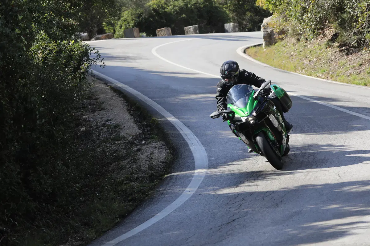 Kawasaki Ninja H2 SX (11)