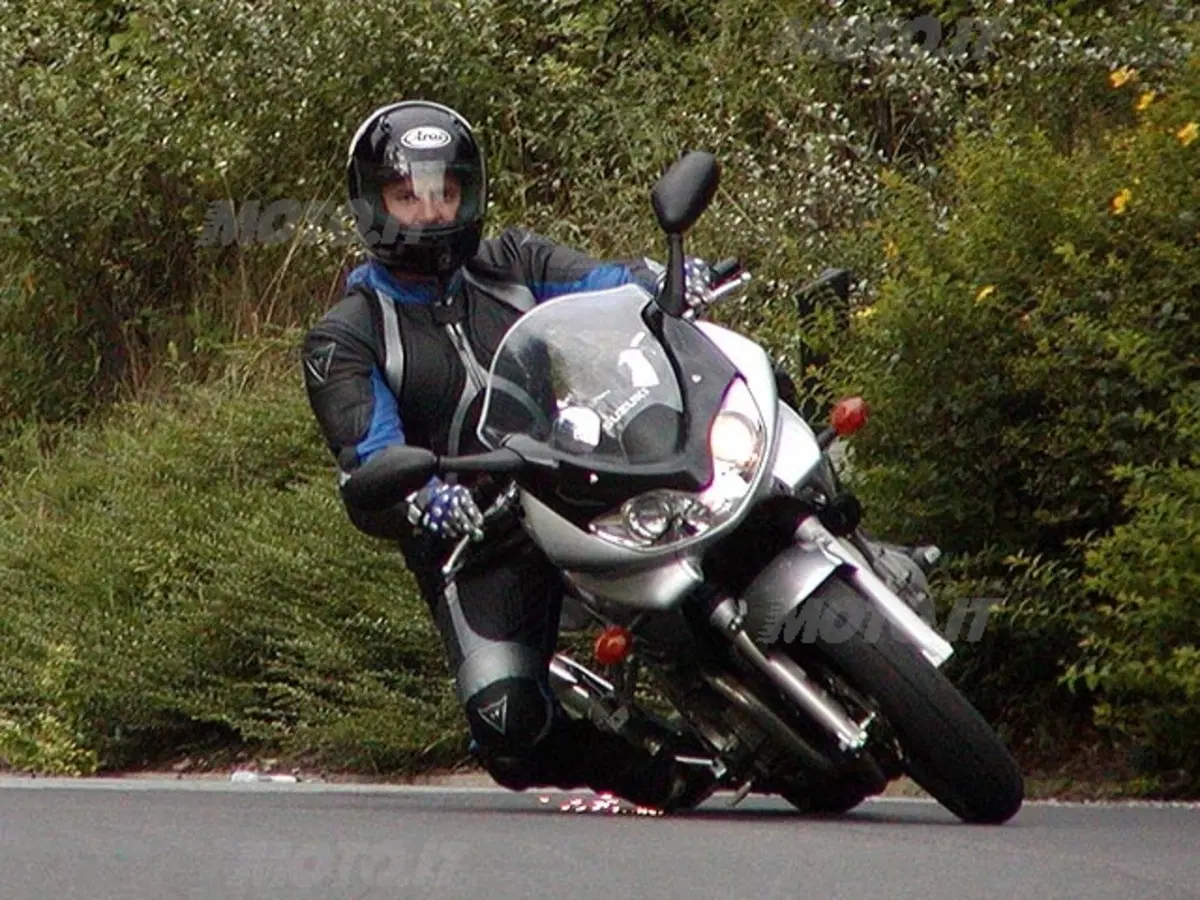 SUZUKI GSF 600 Bandit S (4)