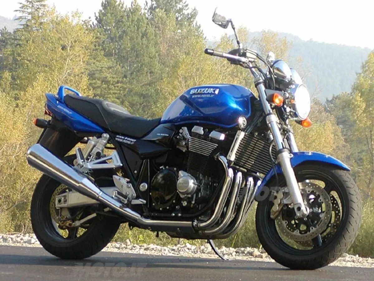 SUZUKI GSX 1400 (2)