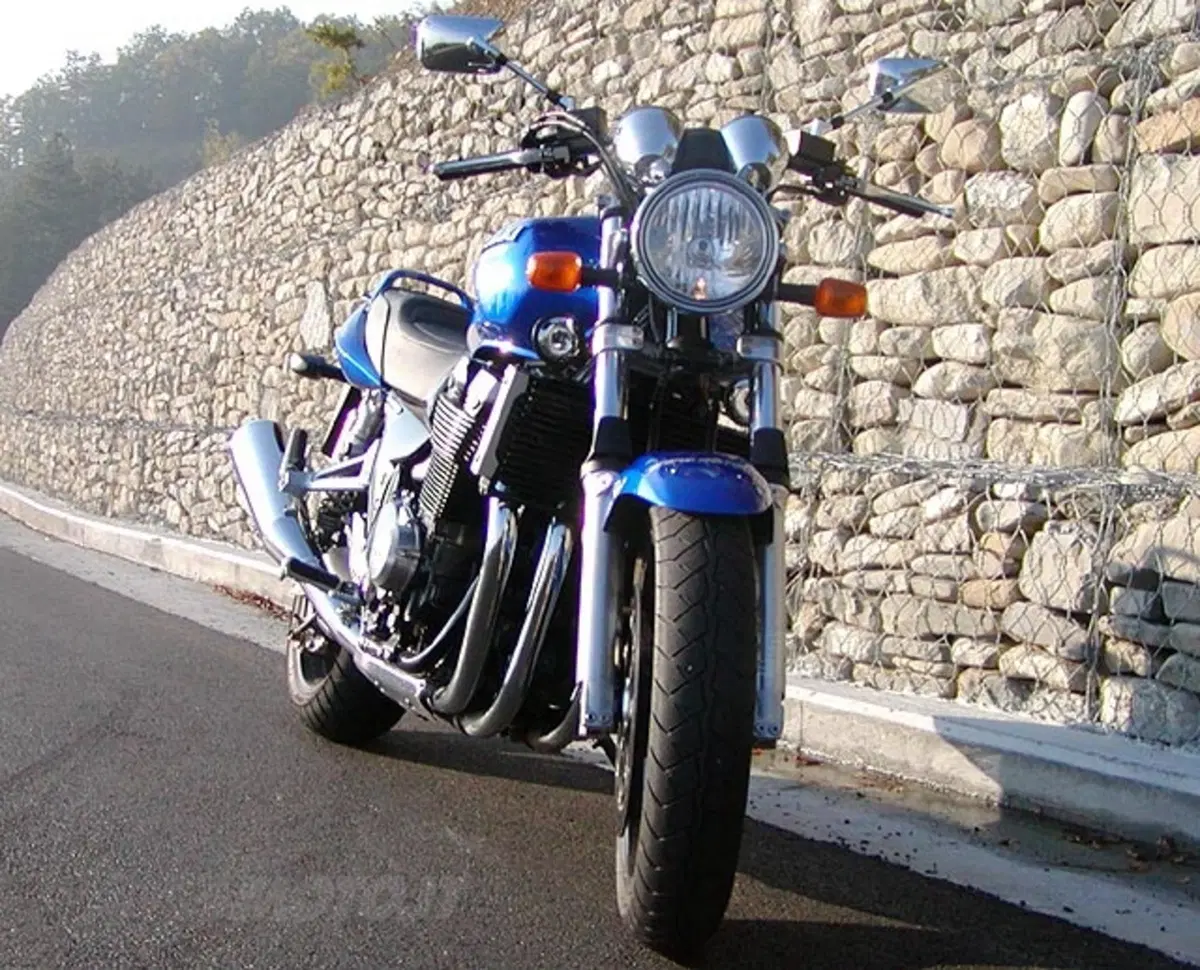 SUZUKI GSX 1400 (3)