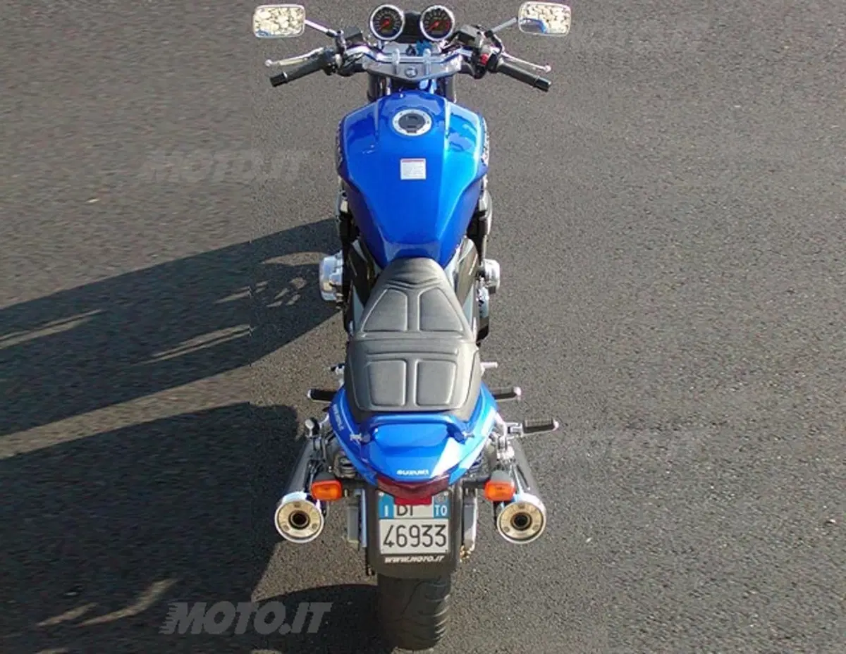 SUZUKI GSX 1400 (4)