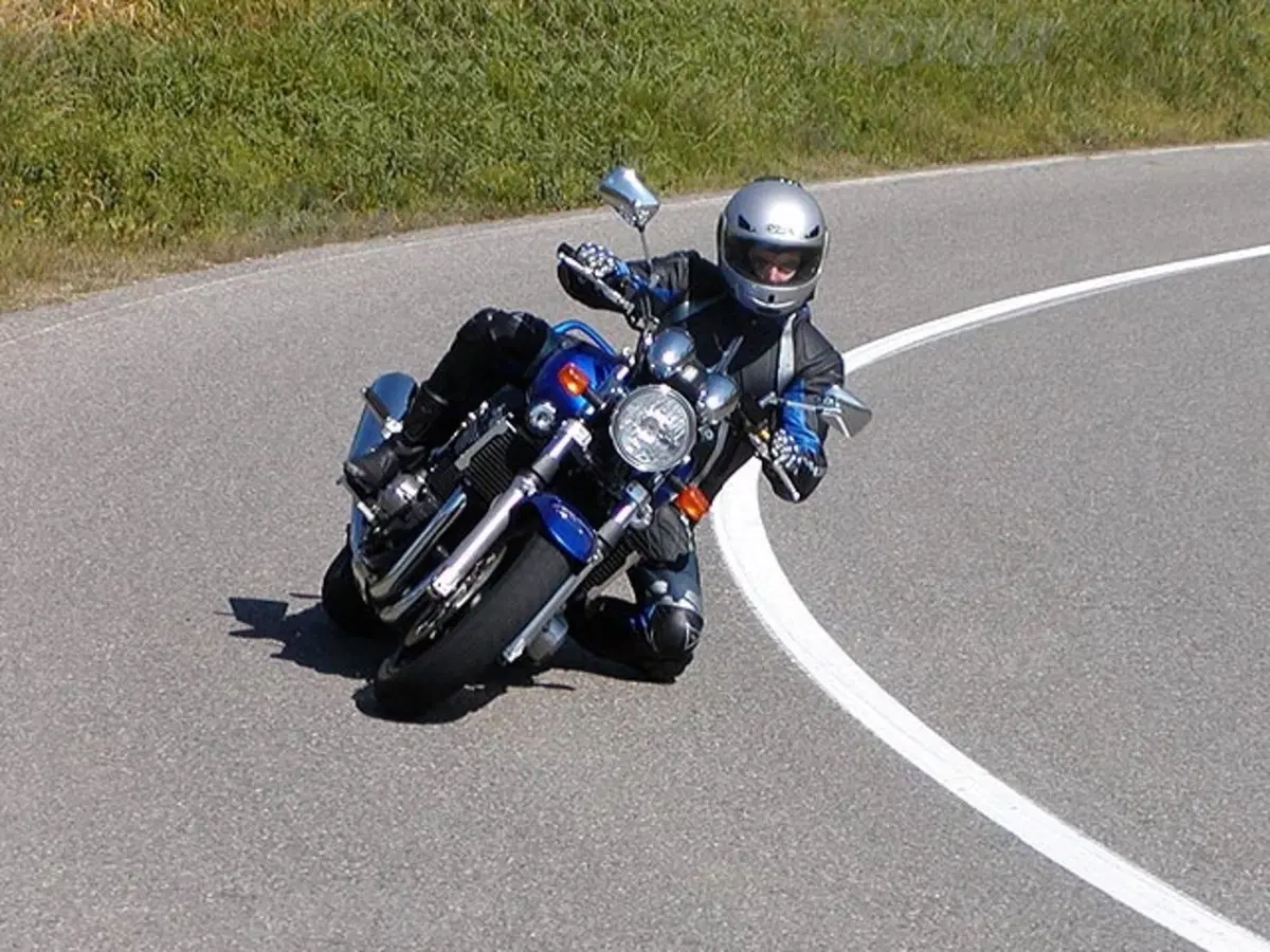 SUZUKI GSX 1400 (6)