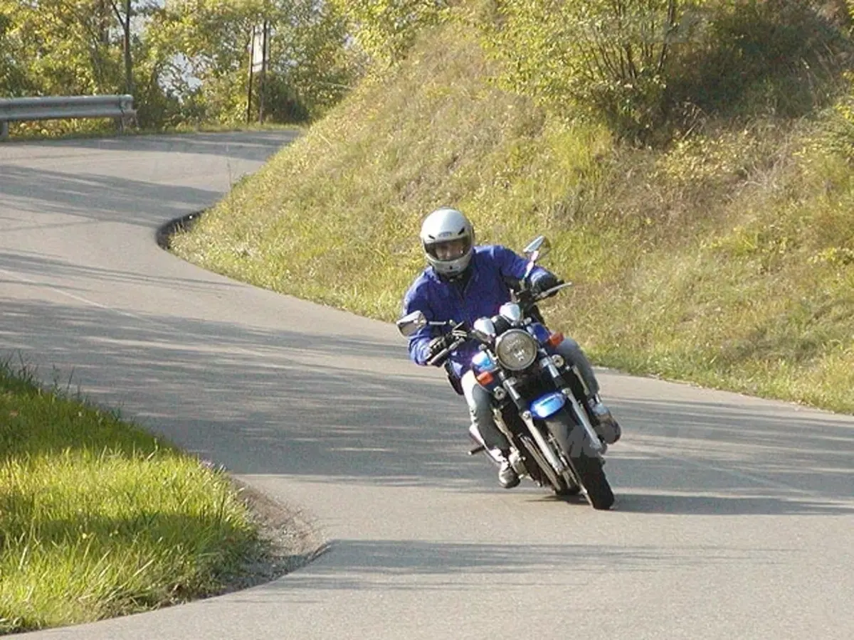 SUZUKI GSX 1400 (7)