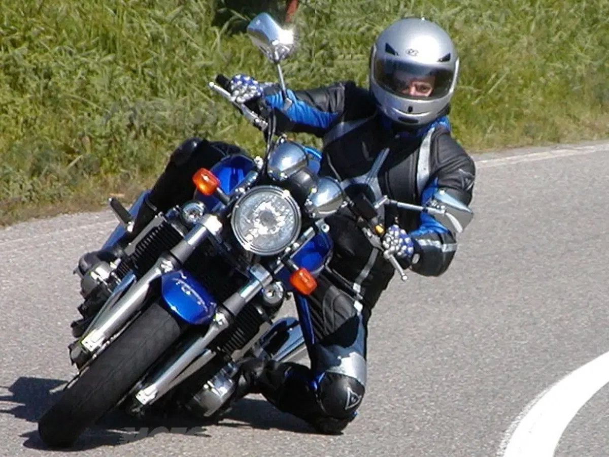 SUZUKI GSX 1400 (8)