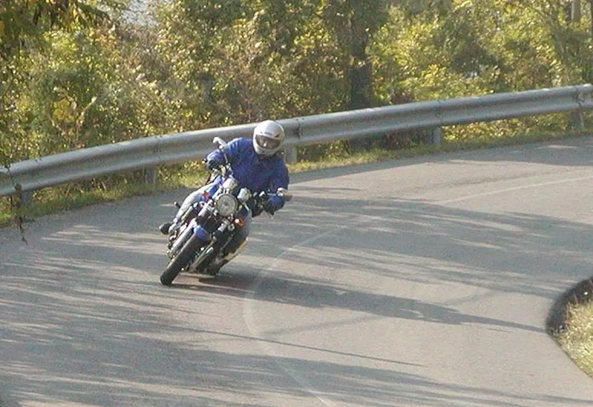 SUZUKI GSX 1400 (9)