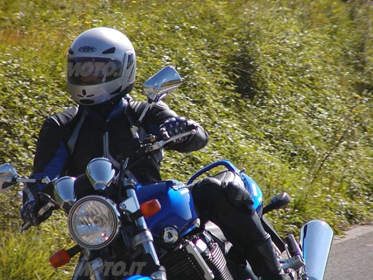 SUZUKI GSX 1400 (10)