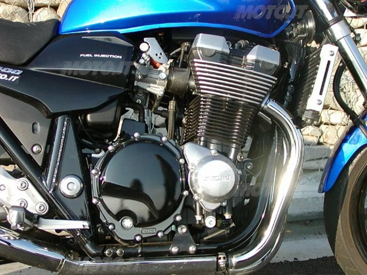 SUZUKI GSX 1400 (11)