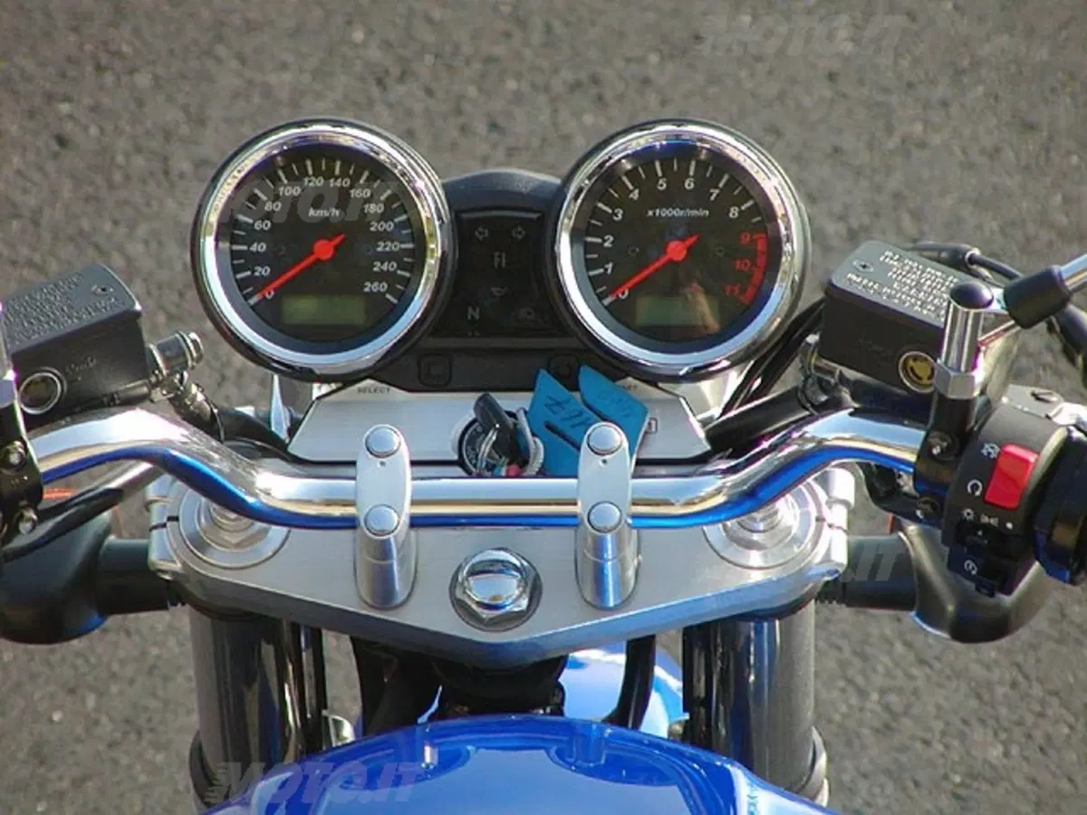 SUZUKI GSX 1400 (13)