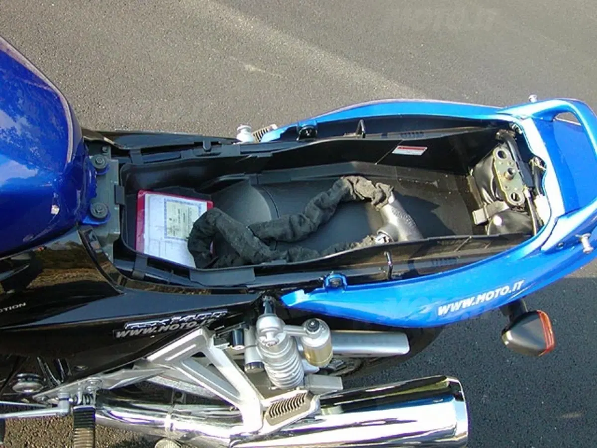 SUZUKI GSX 1400 (14)