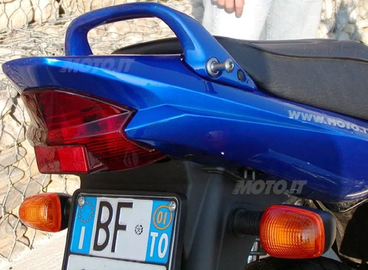 SUZUKI GSX 1400 (15)