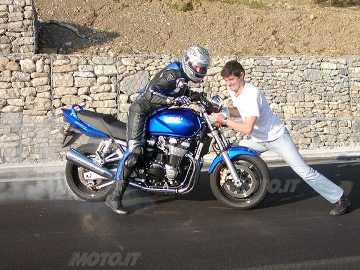 SUZUKI GSX 1400 (18)