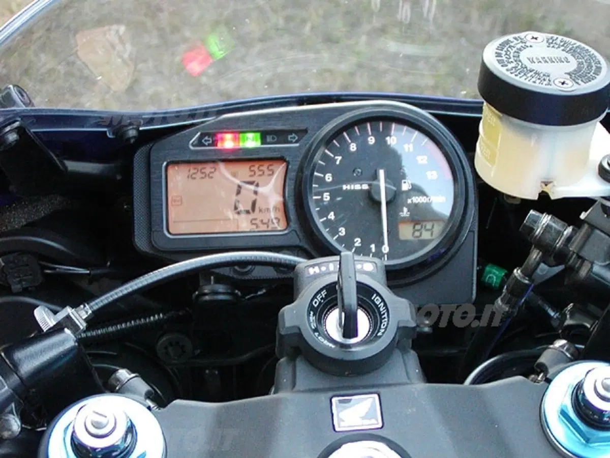 HONDA CBR 900 RR (5)