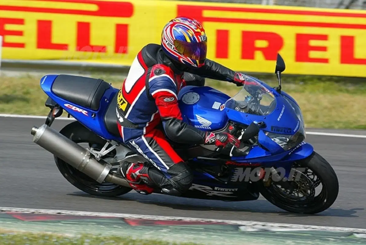 HONDA CBR 900 RR (10)