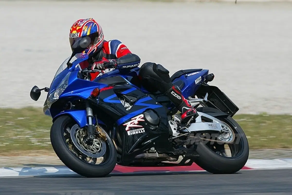 HONDA CBR 900 RR (12)