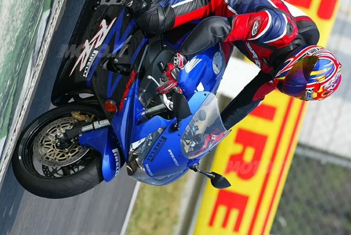 HONDA CBR 900 RR (15)