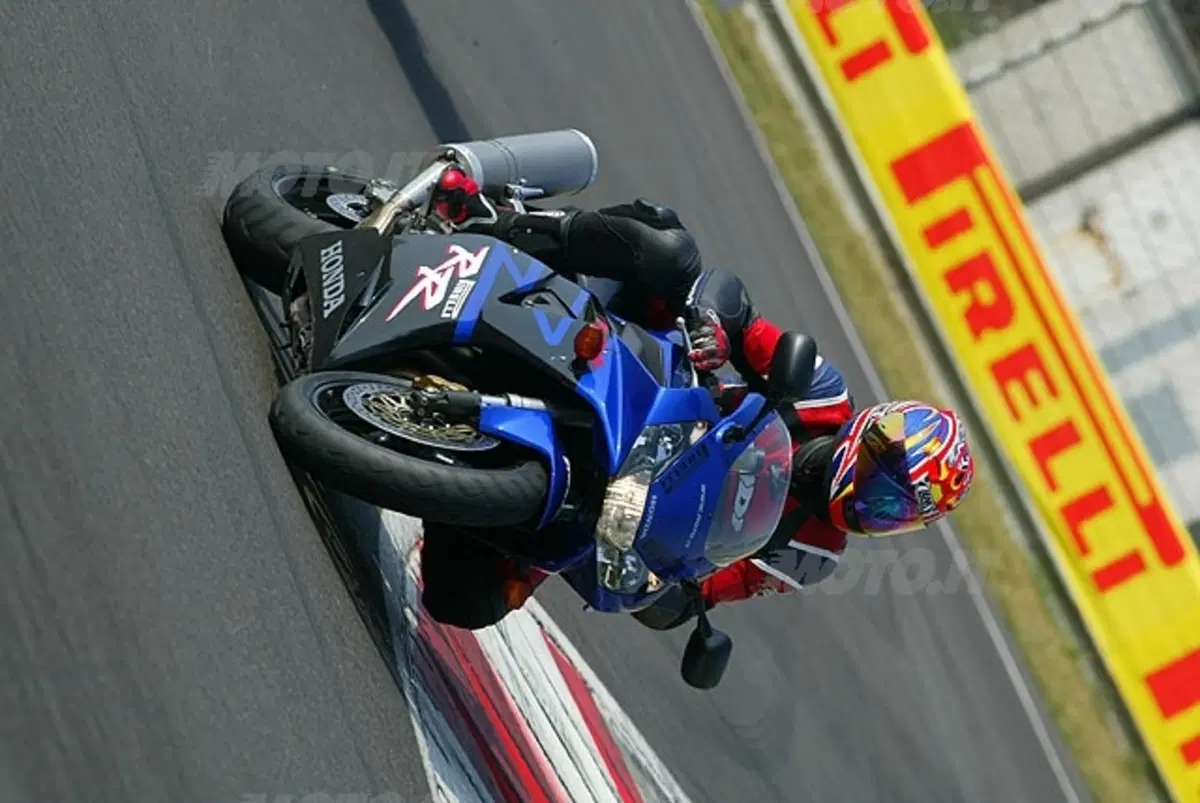 HONDA CBR 900 RR (18)
