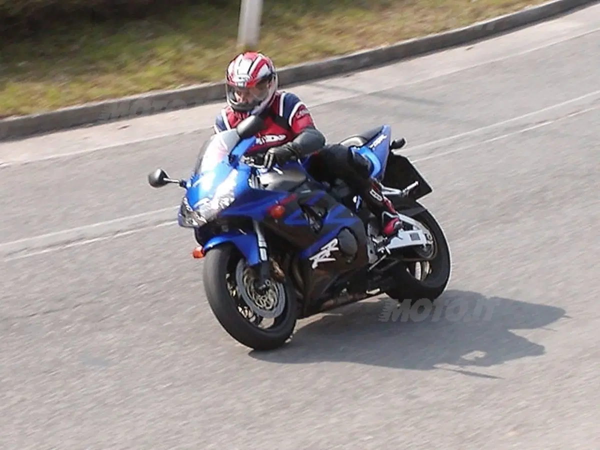 HONDA CBR 900 RR (20)