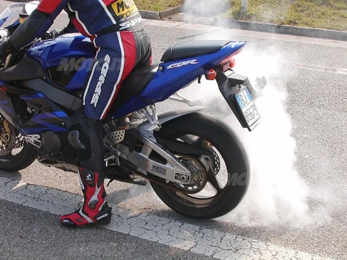 HONDA CBR 900 RR (22)