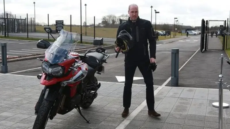 Il Principe William sulla nuova Triumph Tiger 1200 durante la visita allo stabilimento Triumph 