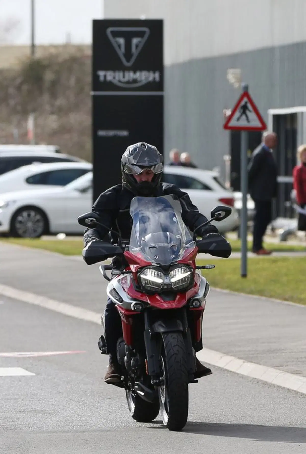 Il Principe William sulla nuova Triumph Tiger 1200 durante la visita lo stabilimento Triumph  (2)
