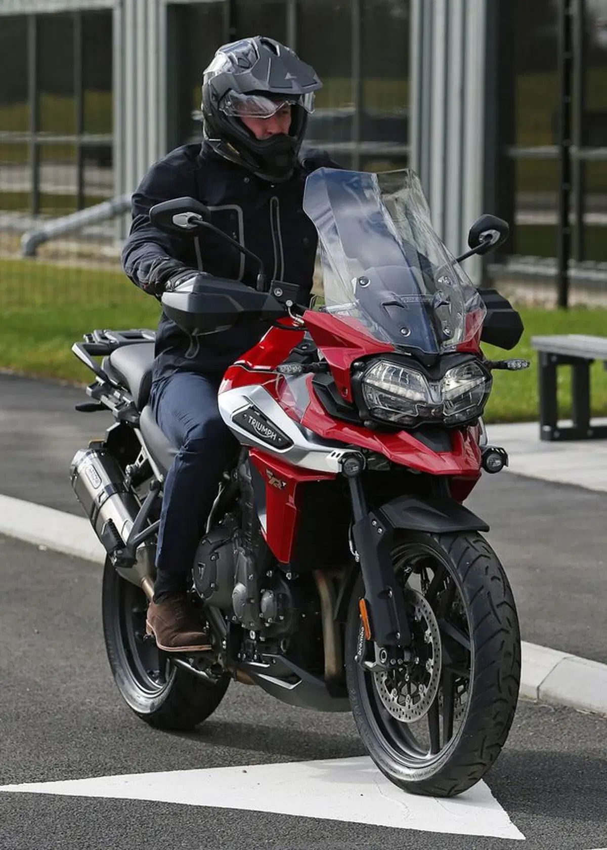 Il Principe William sulla nuova Triumph Tiger 1200 durante la visita lo stabilimento Triumph  (3)