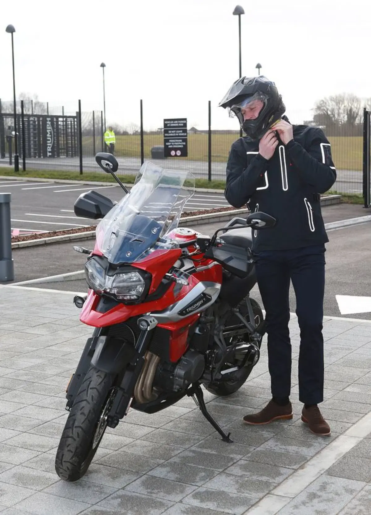 Il Principe William sulla nuova Triumph Tiger 1200 durante la visita lo stabilimento Triumph  (4)