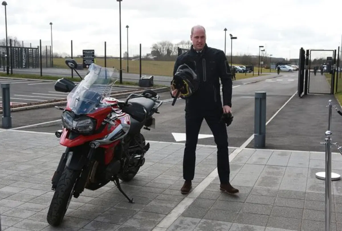 Il Principe William sulla nuova Triumph Tiger 1200 durante la visita lo stabilimento Triumph  (6)
