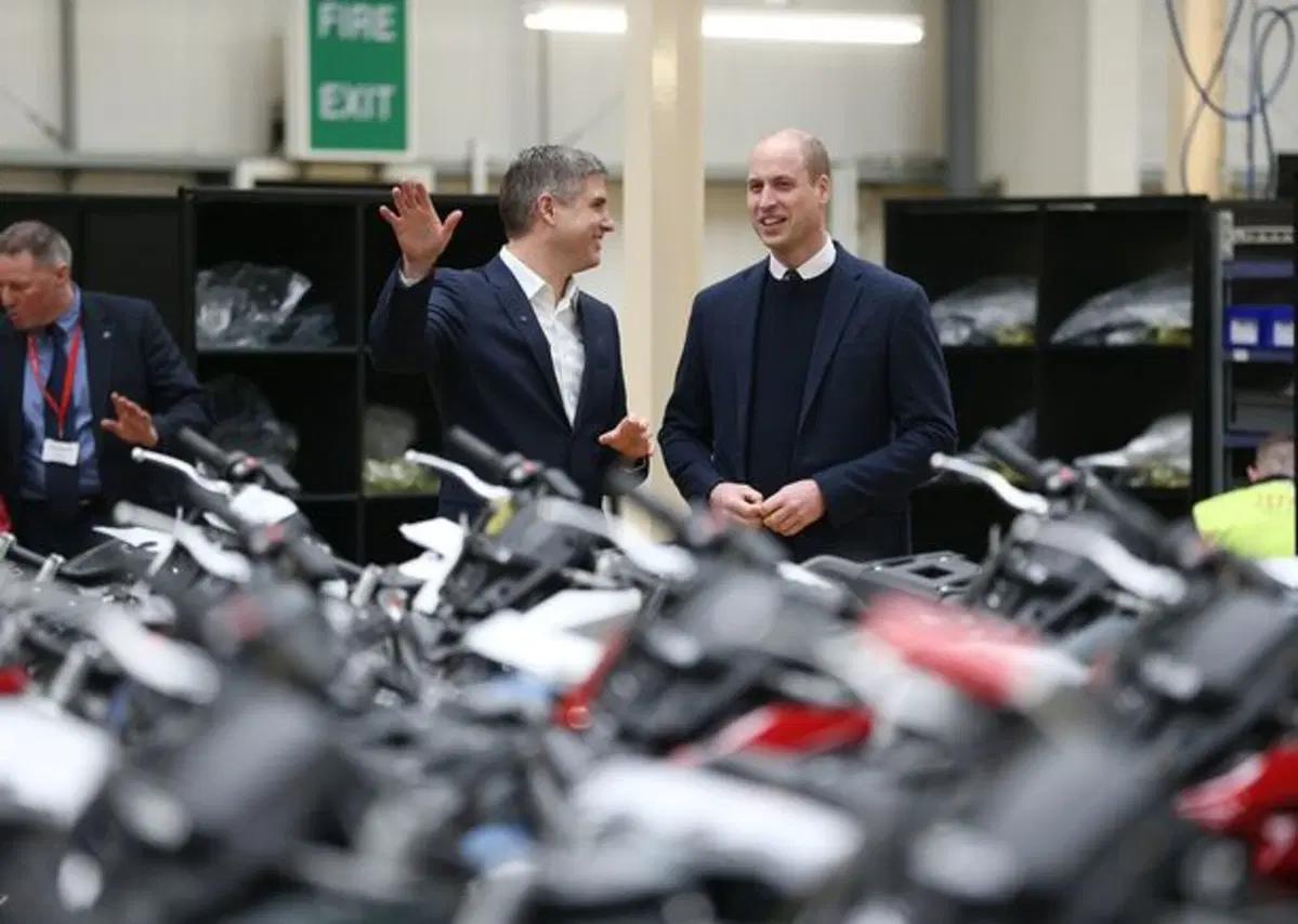 Il Principe William sulla nuova Triumph Tiger 1200 durante la visita lo stabilimento Triumph 