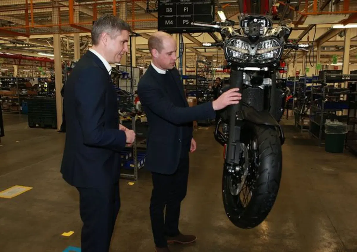 Il Principe William sulla nuova Triumph Tiger 1200 durante la visita lo stabilimento Triumph  (5)