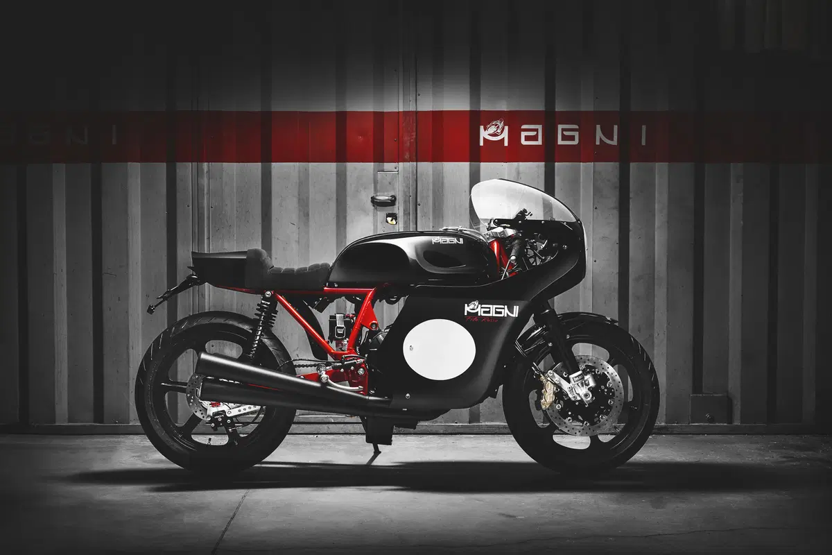 Magni “FiloRosso”. La MV 800 diventa “Black Edition”