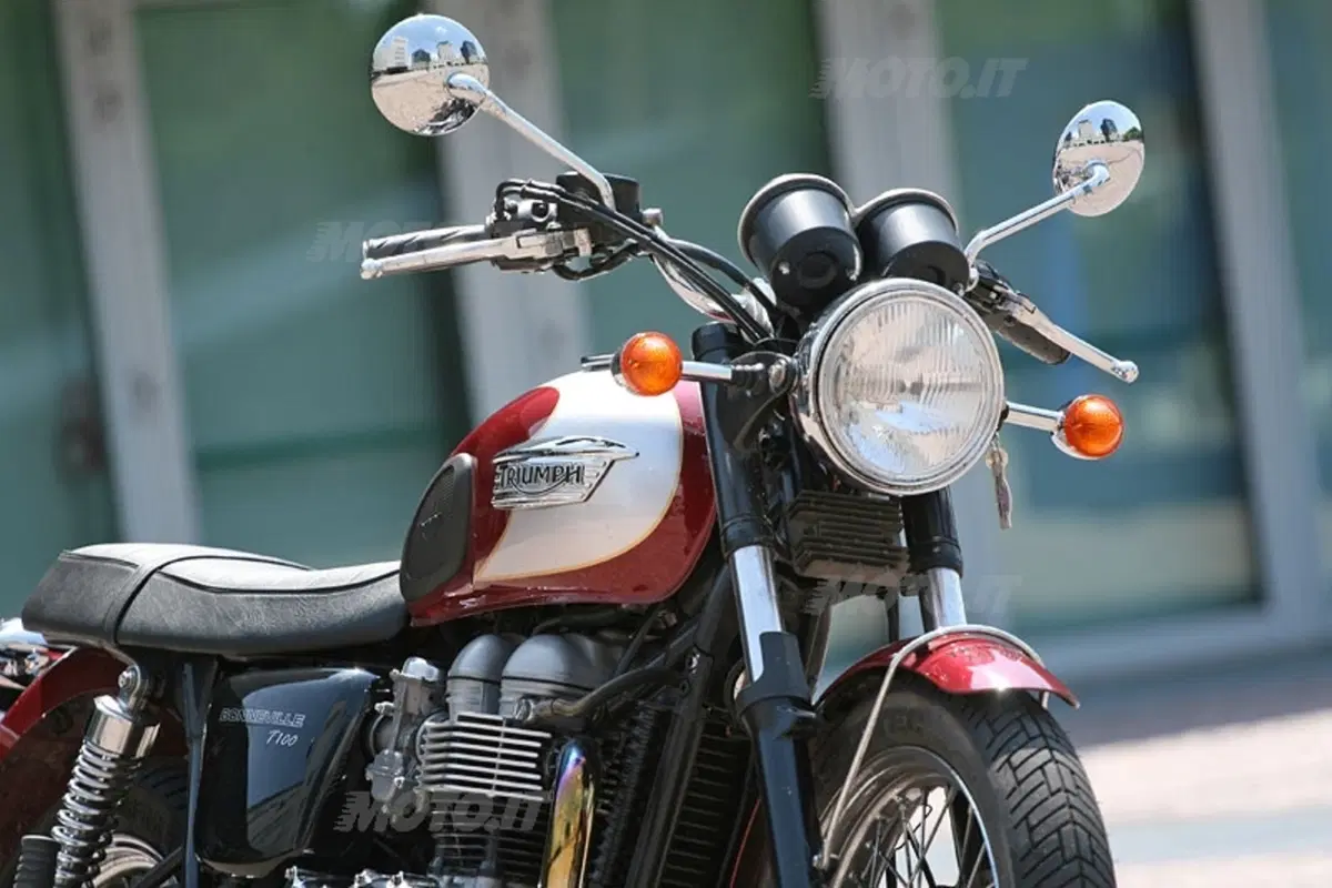 TRIUMPH Bonneville T100 (4)