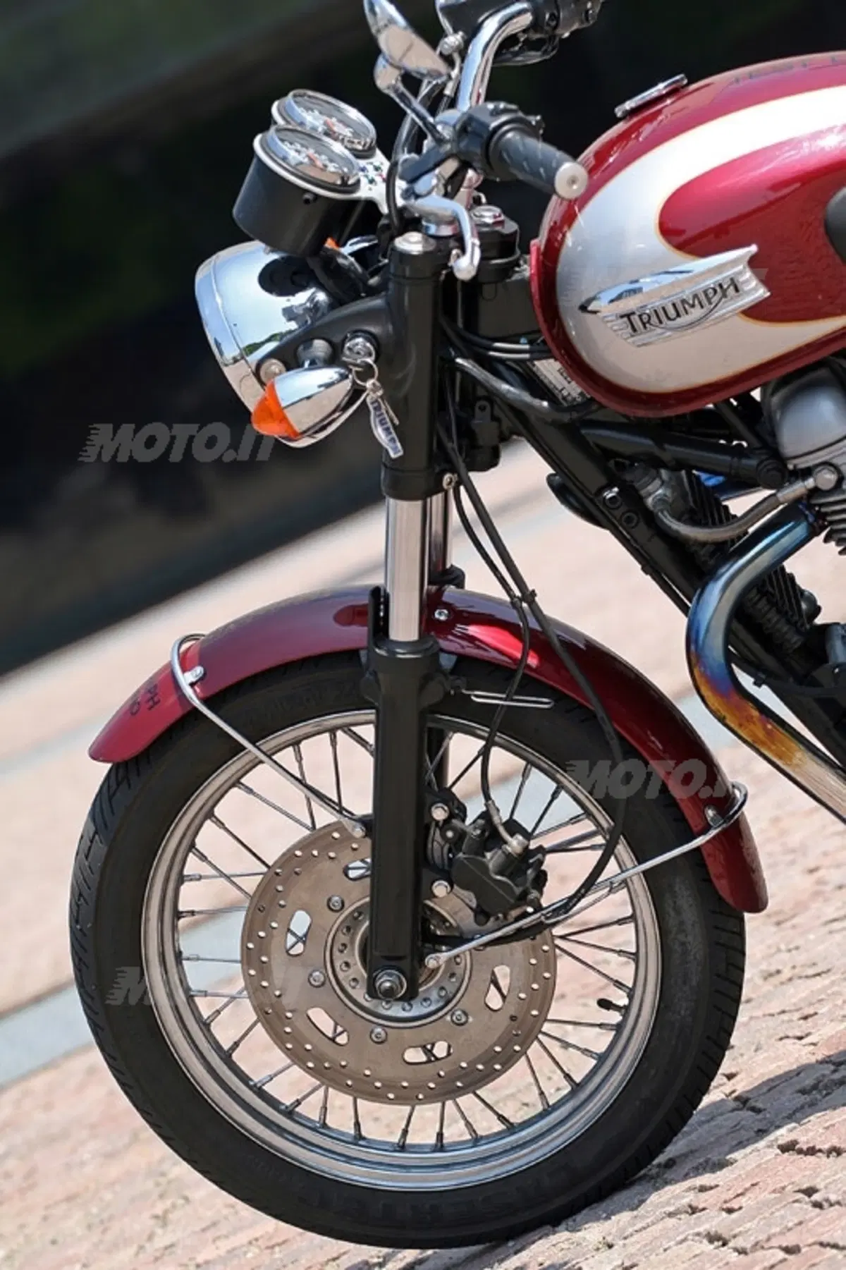 TRIUMPH Bonneville T100 (6)