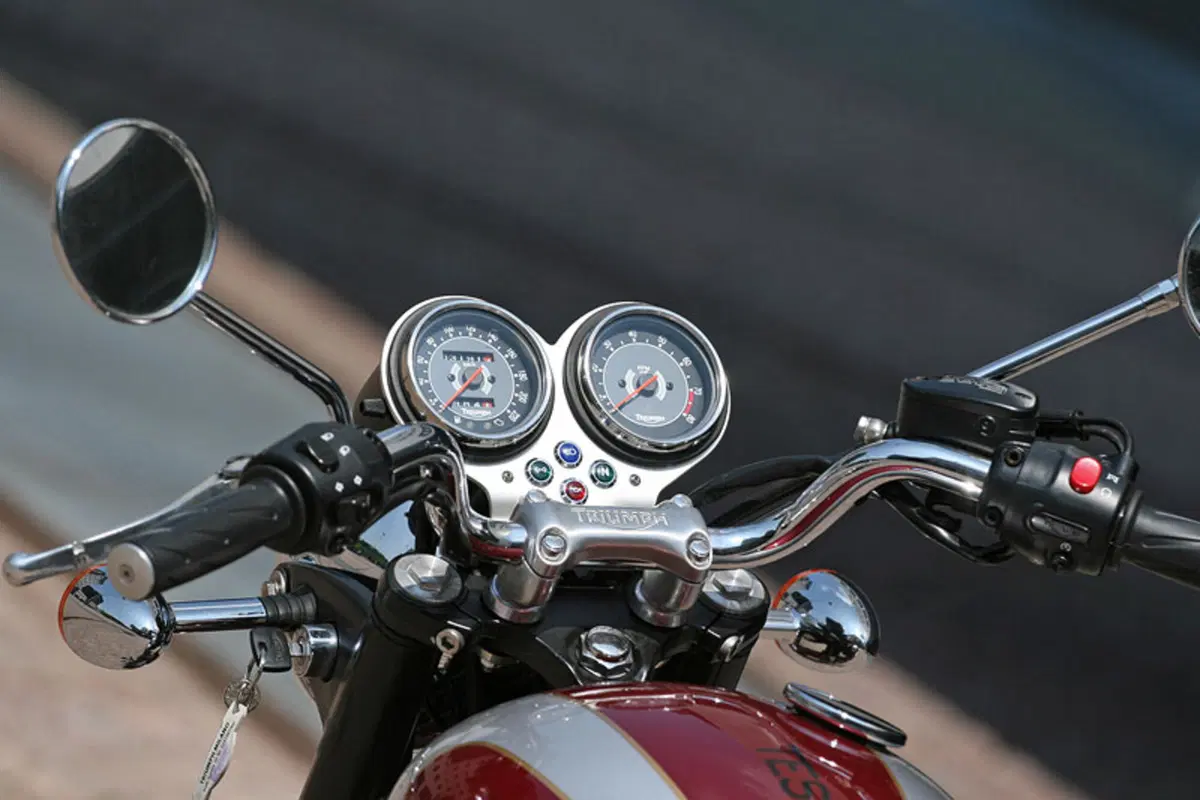 TRIUMPH Bonneville T100 (7)