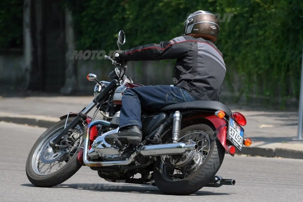 TRIUMPH Bonneville T100 (11)
