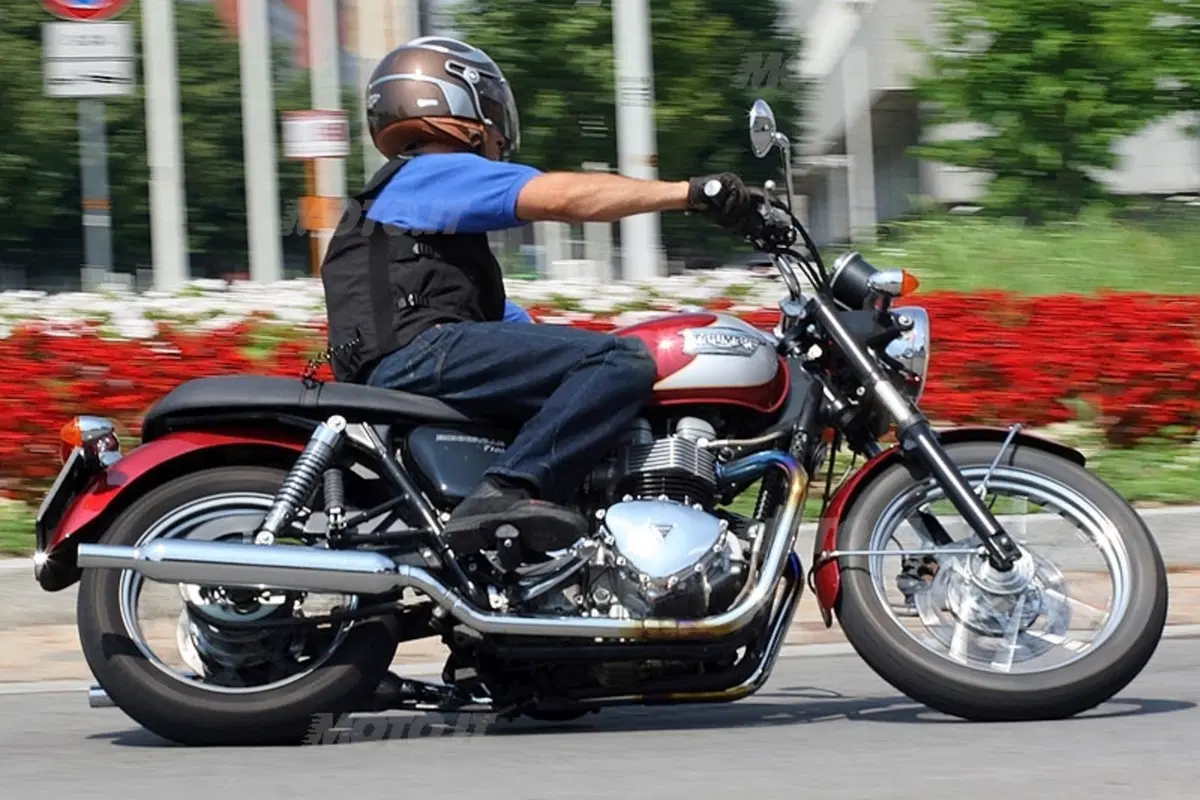 TRIUMPH Bonneville T100 (12)