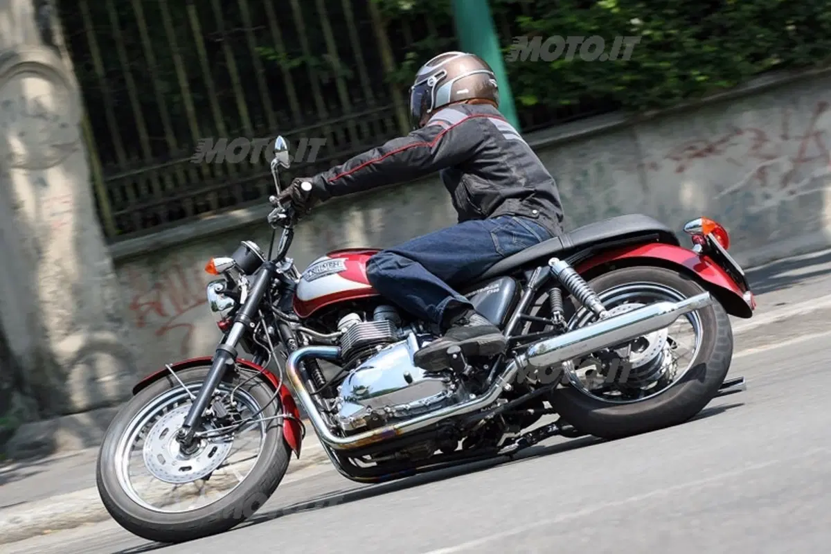 TRIUMPH Bonneville T100 (14)