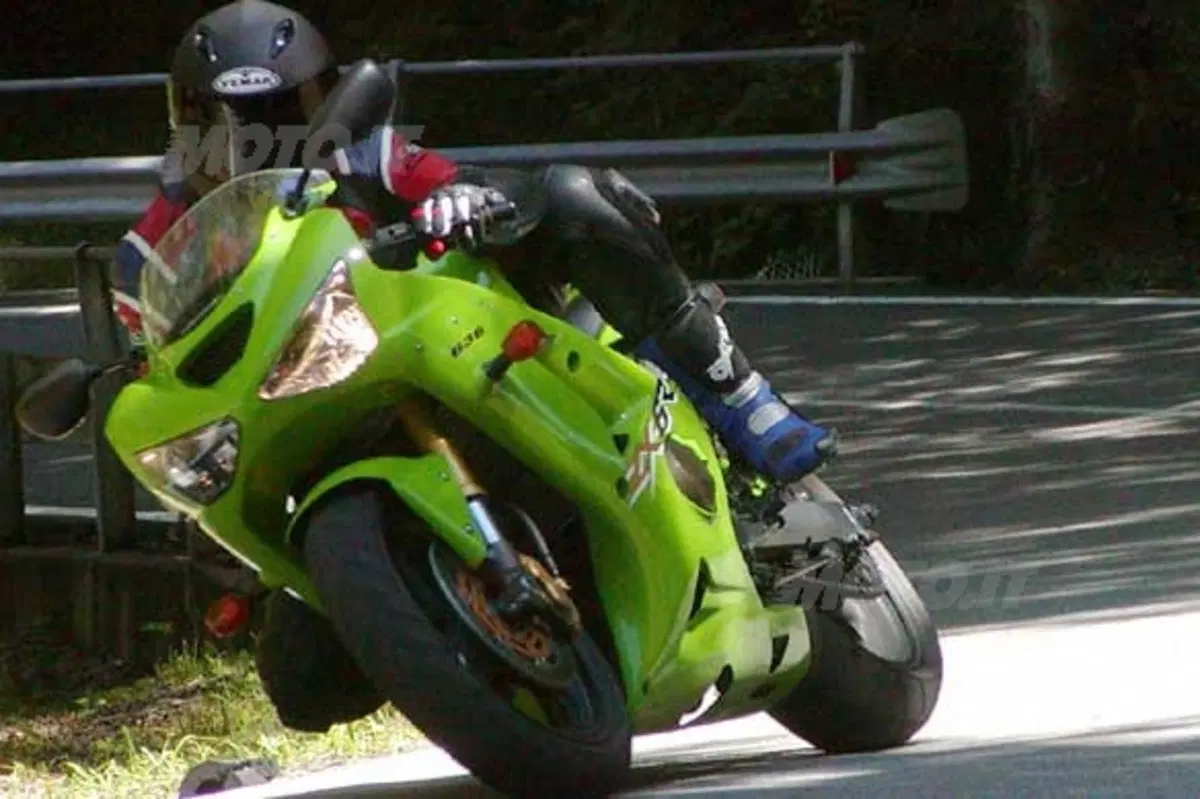 KAWASAKI Ninja 636 ZX-6R (2)