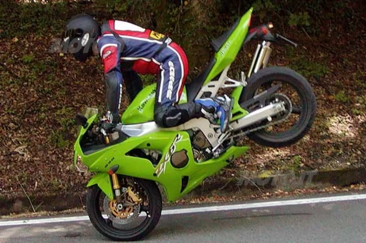 KAWASAKI Ninja 636 ZX-6R (6)