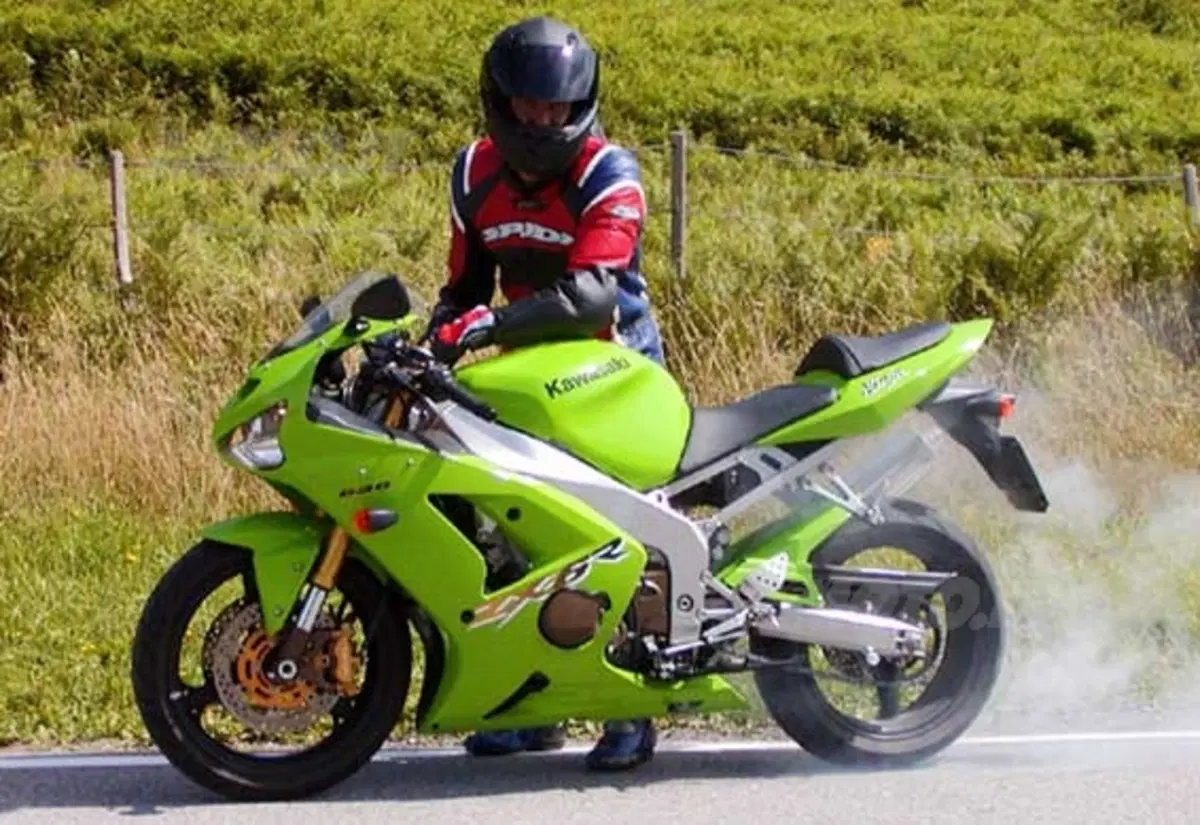 KAWASAKI Ninja 636 ZX-6R (8)