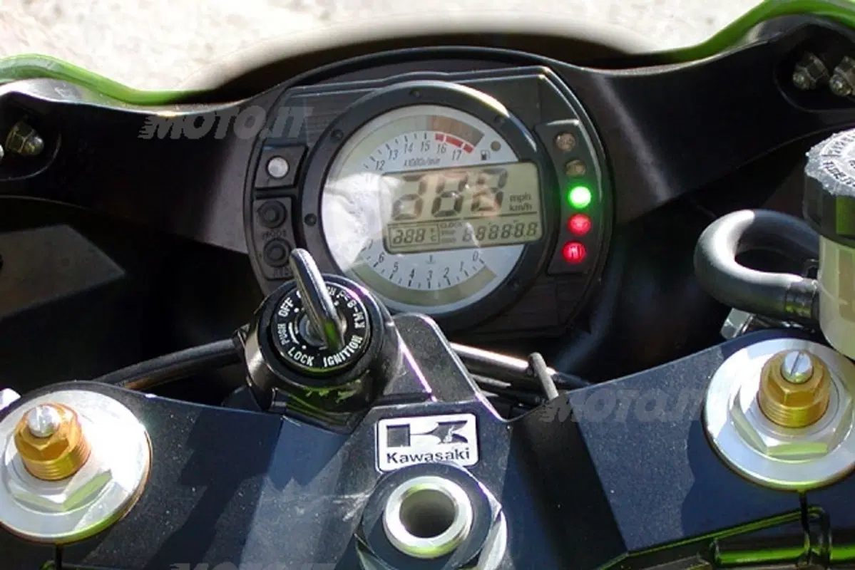 KAWASAKI Ninja 636 ZX-6R (9)
