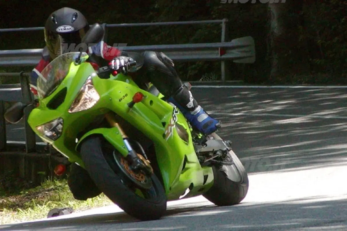 KAWASAKI Ninja 636 ZX-6R (16)