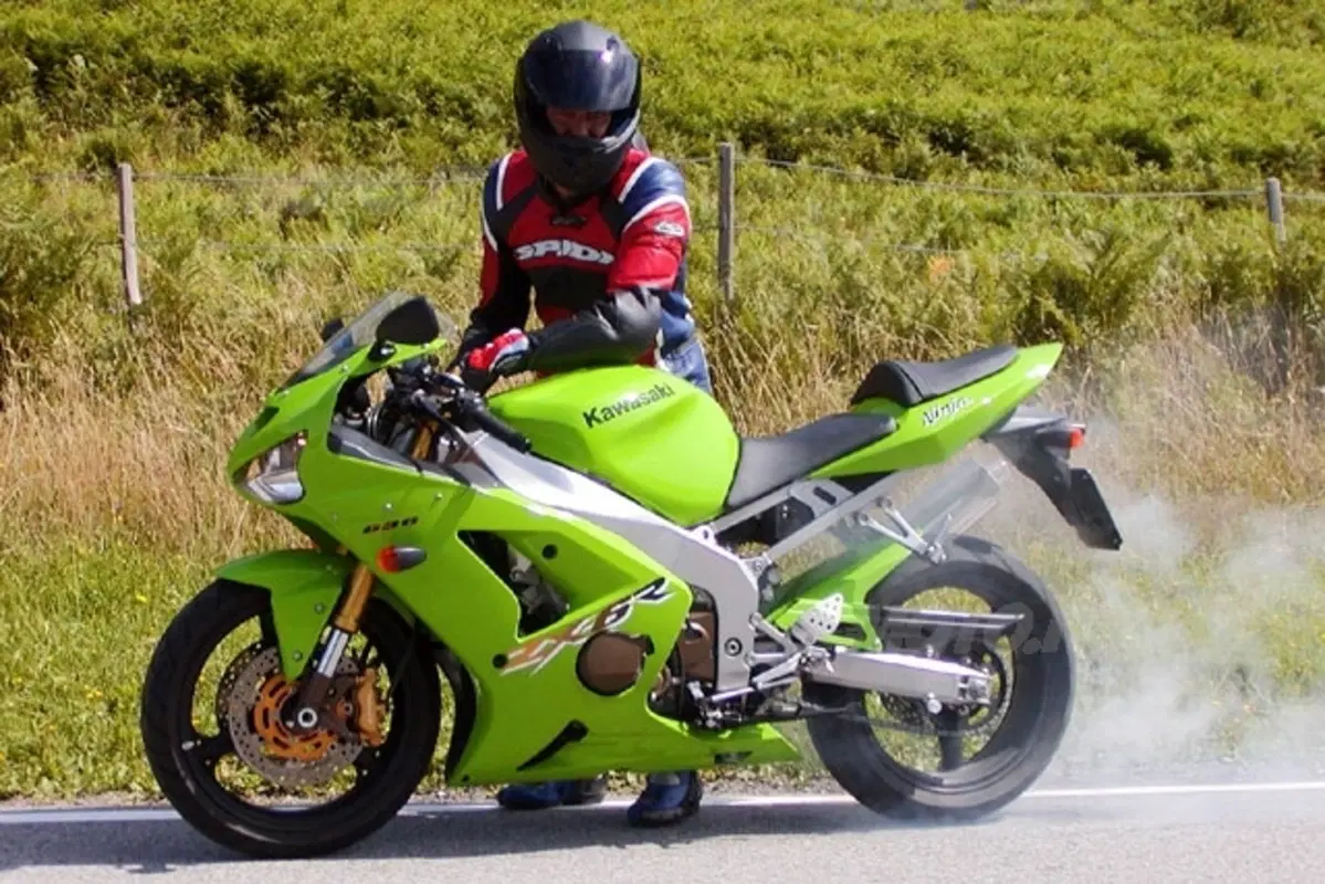 KAWASAKI Ninja 636 ZX-6R (20)