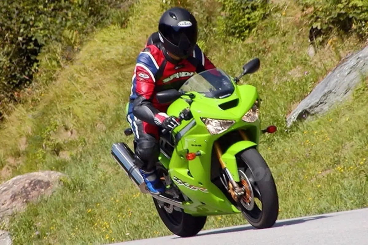 KAWASAKI Ninja 636 ZX-6R (22)