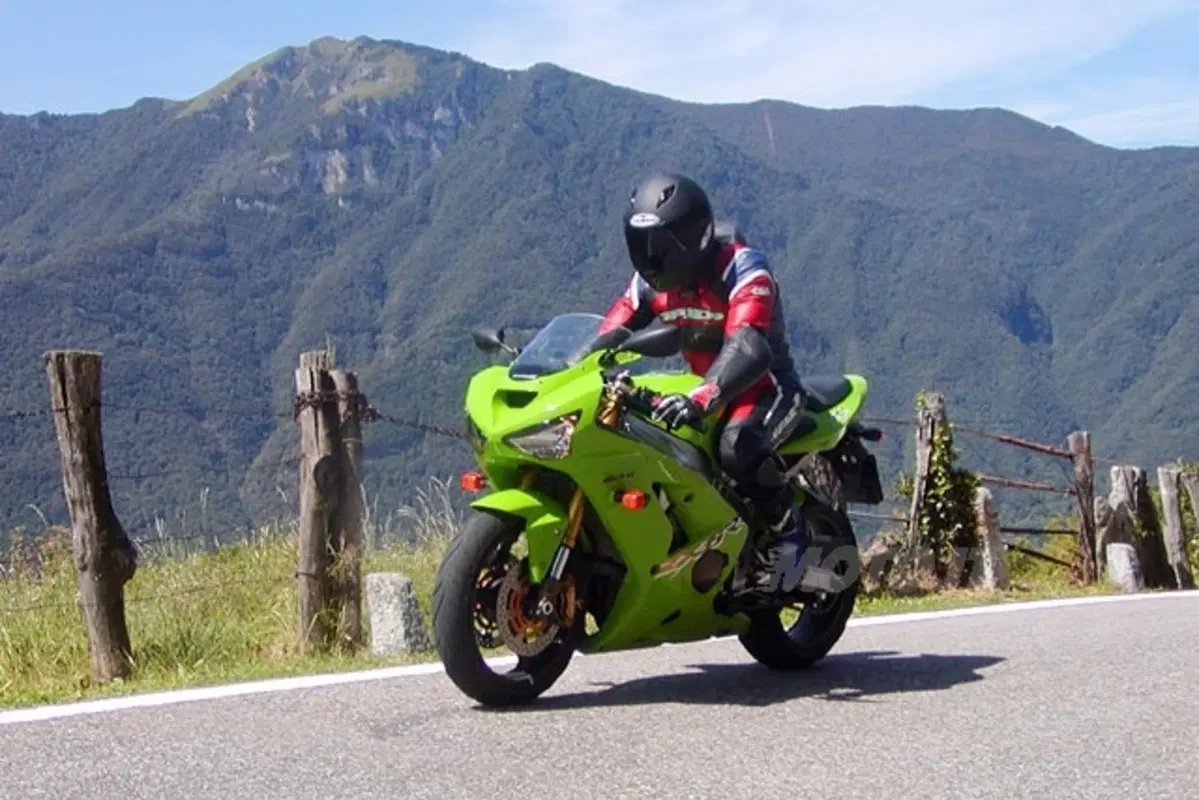 KAWASAKI Ninja 636 ZX-6R (23)
