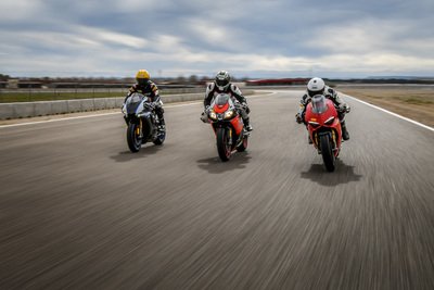 1000 Supersportive 2018: Aprilia RSV4RF vs Ducati Panigale V4S vs Yamaha YZF-R1M