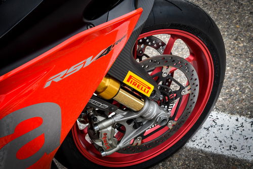 Forcella rovesciata Ohlins NIX 30 da 46mm, con dischi da 330mm e pinze radiali Brembo M50