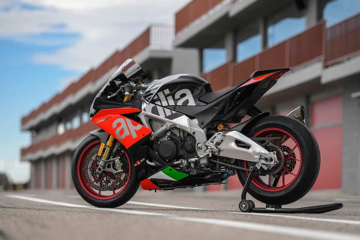1000 Supersportive 2018: Aprilia RSV4RF vs Ducati Panigale V4S vs Yamaha YZF-R1M (3)