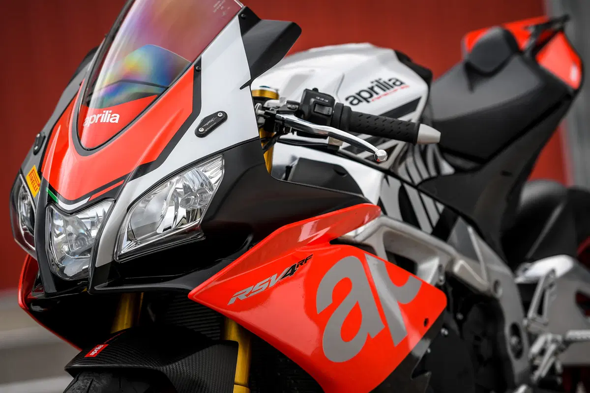 1000 Supersportive 2018: Aprilia RSV4RF vs Ducati Panigale V4S vs Yamaha YZF-R1M