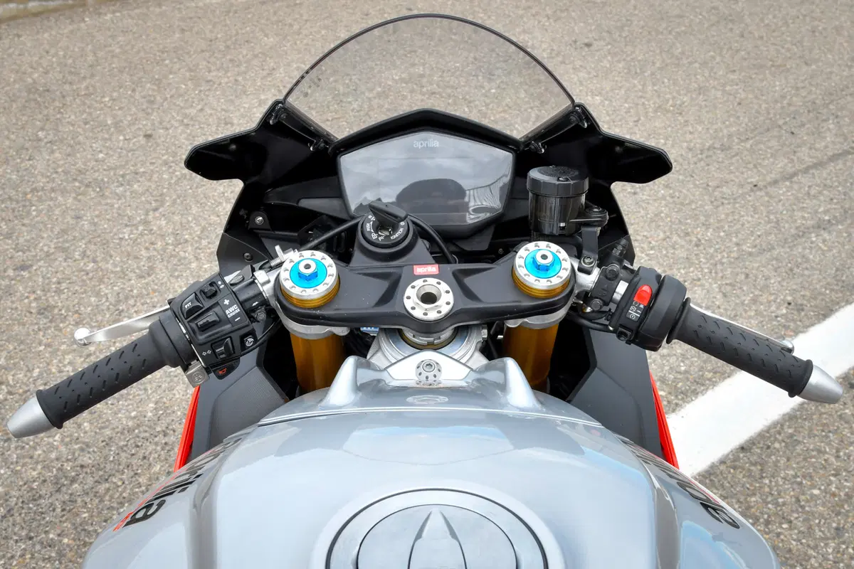 1000 Supersportive 2018: Aprilia RSV4RF vs Ducati Panigale V4S vs Yamaha YZF-R1M (6)